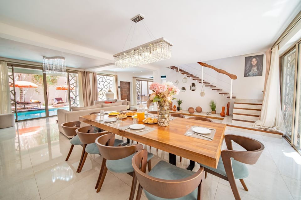 Living room, Food and drinks, Seating area, Food, Pool view