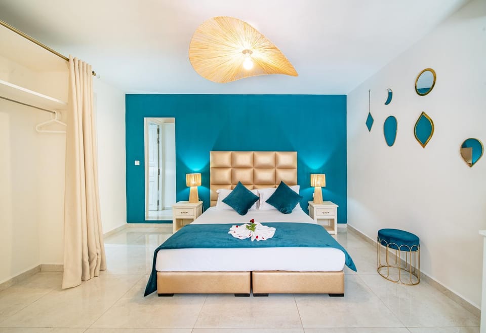 Bed, Photo of the whole room, Bedroom, fireplace, wardrobe