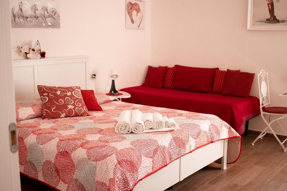 Bed, Bedroom, towels