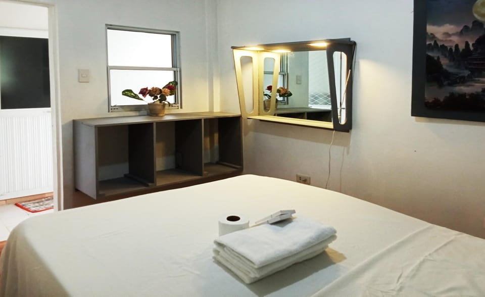 Photo of the whole room, Bedroom