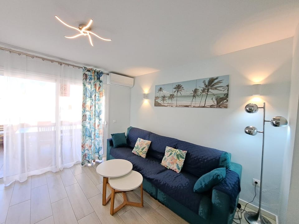 Living room, Seating area, air conditioner