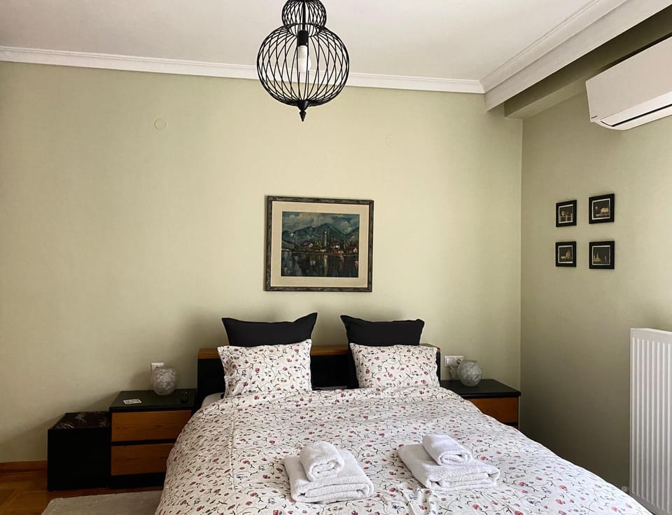 Bed, TV and multimedia, Bedroom, air conditioner
