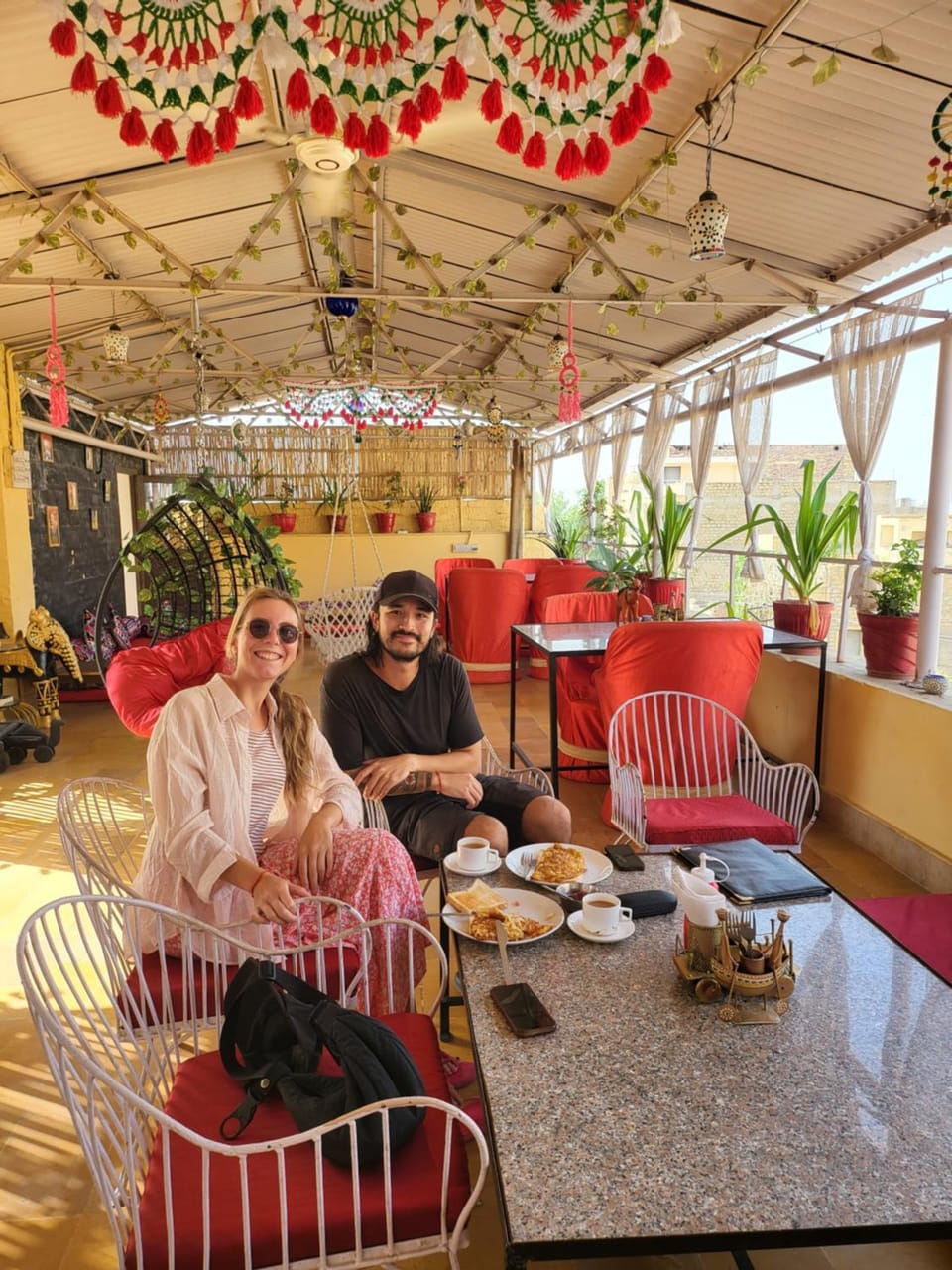 Restaurant/places to eat, People, Coffee/tea facilities, Living room, Food and drinks, Banquet/Function facilities, Seating area, Food, Guests, group of guests