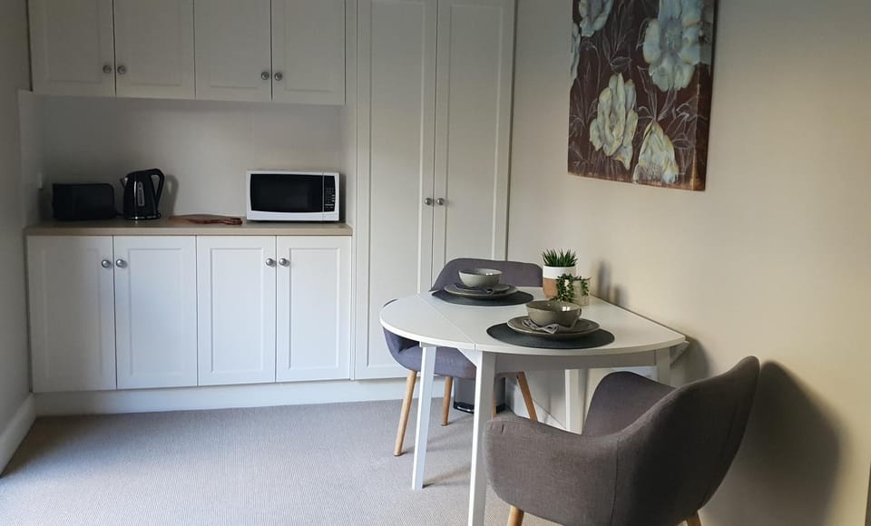 Coffee/tea facilities, Kitchen or kitchenette, Living room, Seating area, Dining area