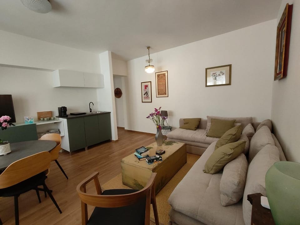 Kitchen or kitchenette, Seating area