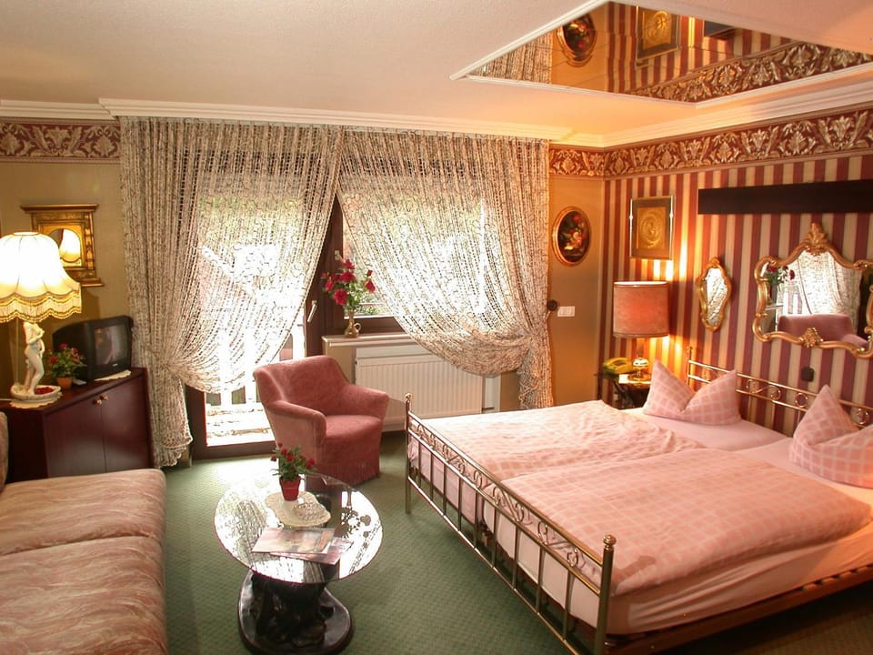 Bed, TV and multimedia, Living room, Photo of the whole room