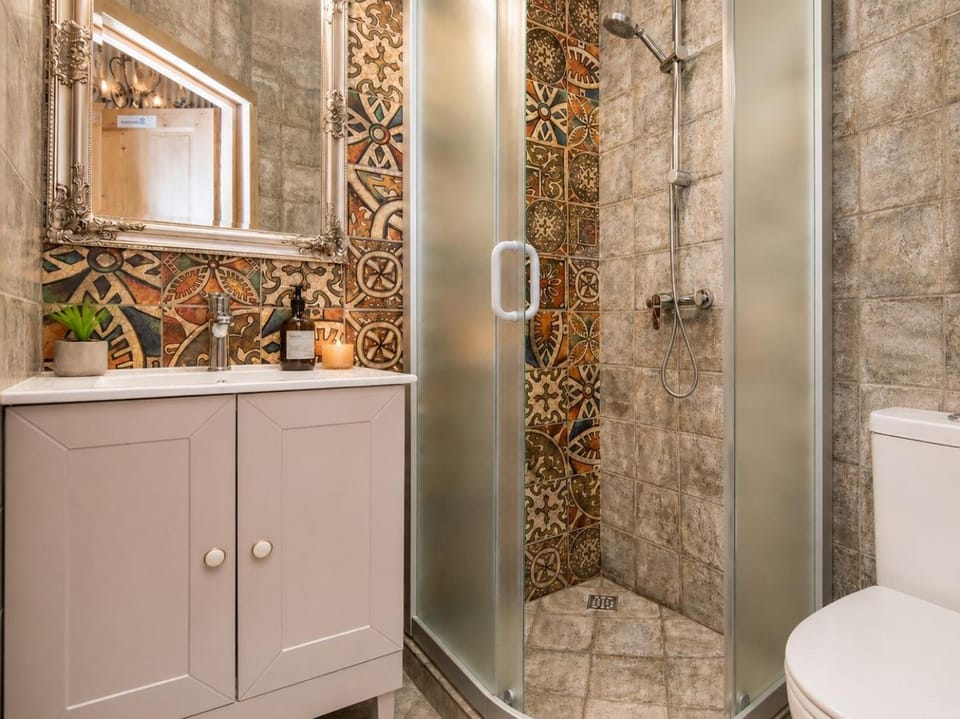 Shower, Toilet