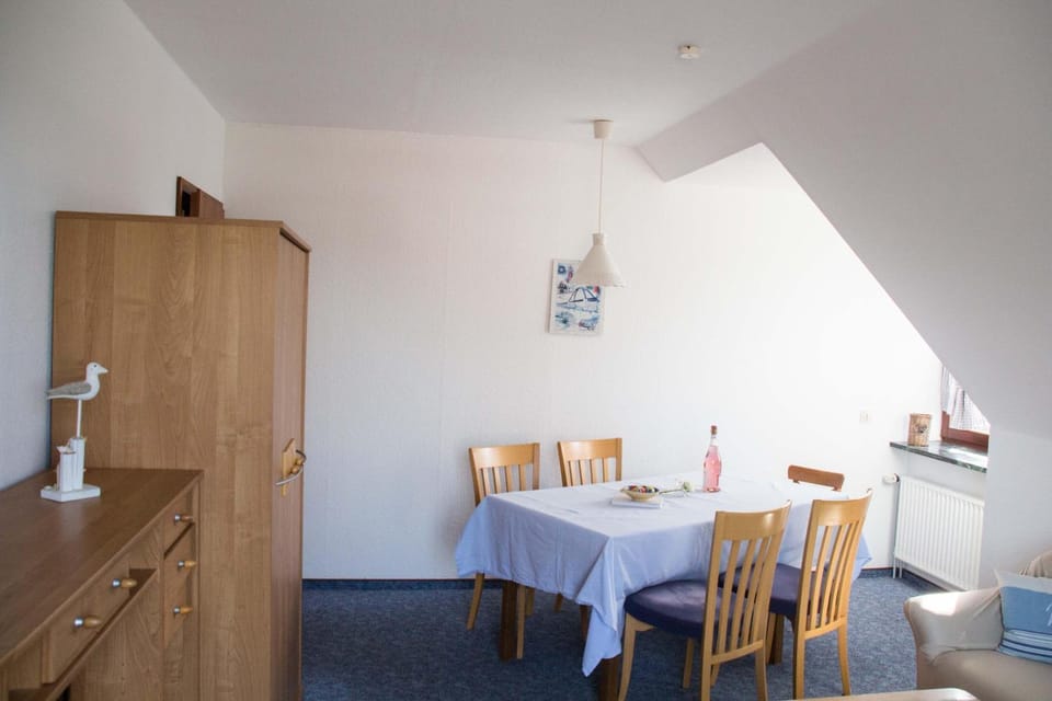 Ferienwohnungen-Neue-Tiefe-Wohnung-Kleiderbuegel Apartment in Ostholstein