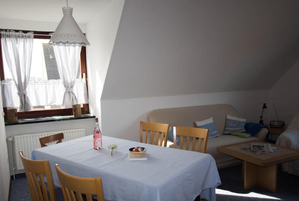 Ferienwohnungen-Neue-Tiefe-Wohnung-Kleiderbuegel Apartment in Ostholstein
