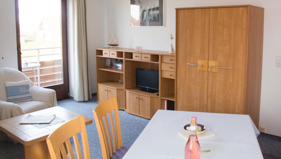 Ferienwohnungen-Neue-Tiefe-Wohnung-Kleiderbuegel Apartment in Ostholstein
