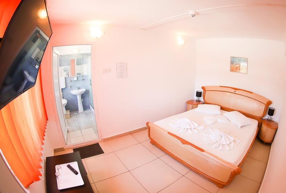 Bed, TV and multimedia, Photo of the whole room, Bedroom, towels