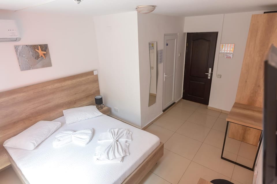 Bed, TV and multimedia, Photo of the whole room, Bedroom, towels, wardrobe, air conditioner