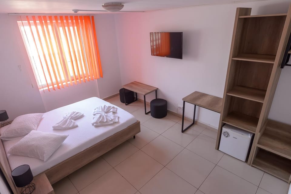 Bed, TV and multimedia, Photo of the whole room, Bedroom, towels, wardrobe