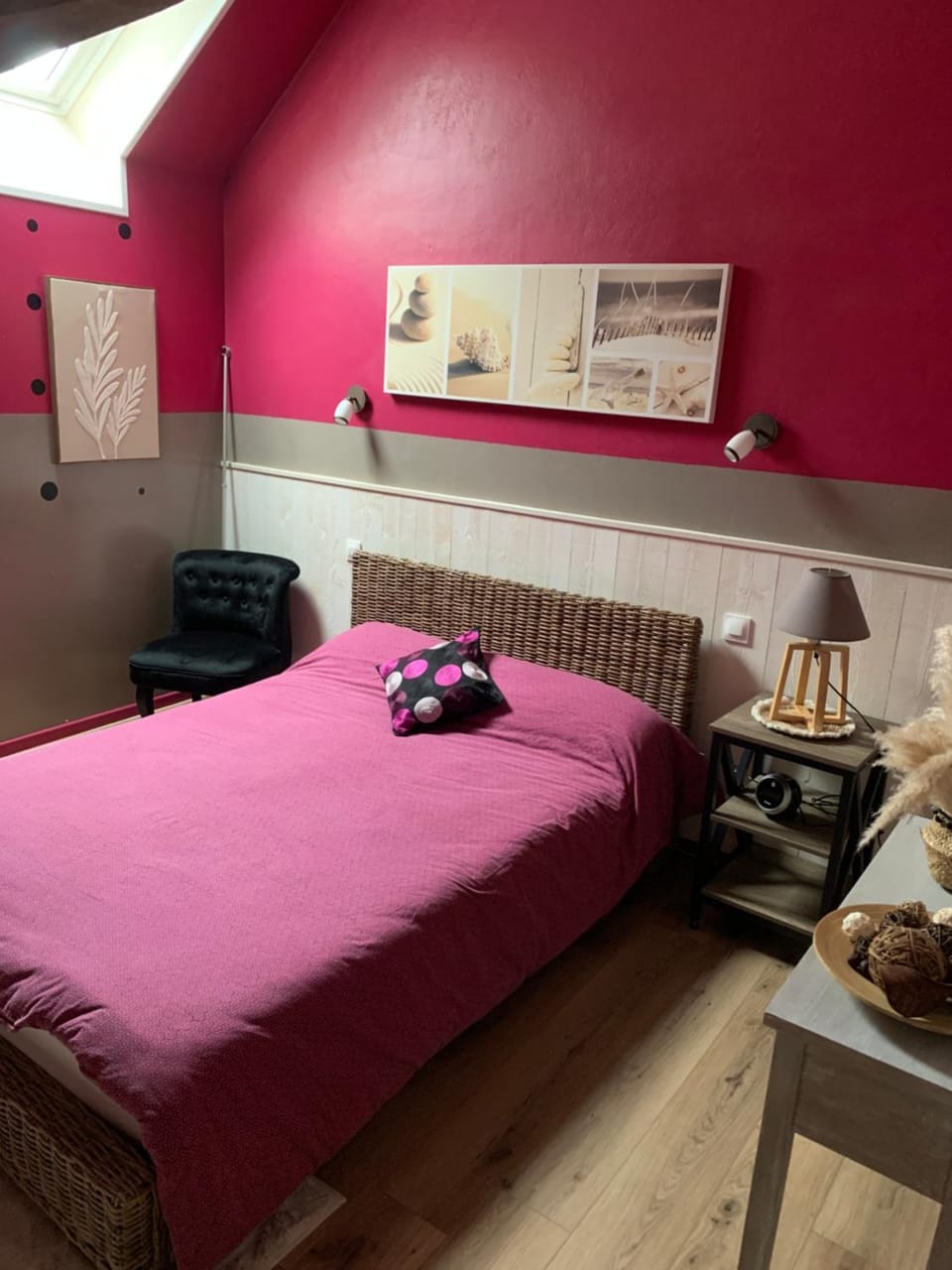 Photo of the whole room, Bedroom