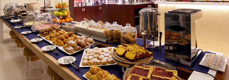 Restaurant/places to eat, Breakfast, Buffet breakfast