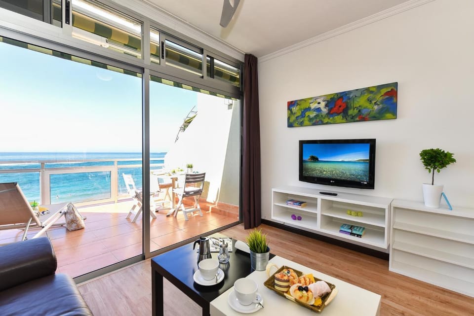 TV and multimedia, Seating area, Sea view