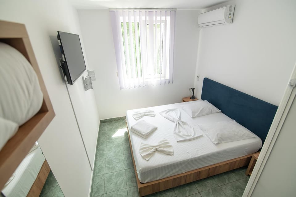 Bed, TV and multimedia, Photo of the whole room, Bedroom, towels, air conditioner