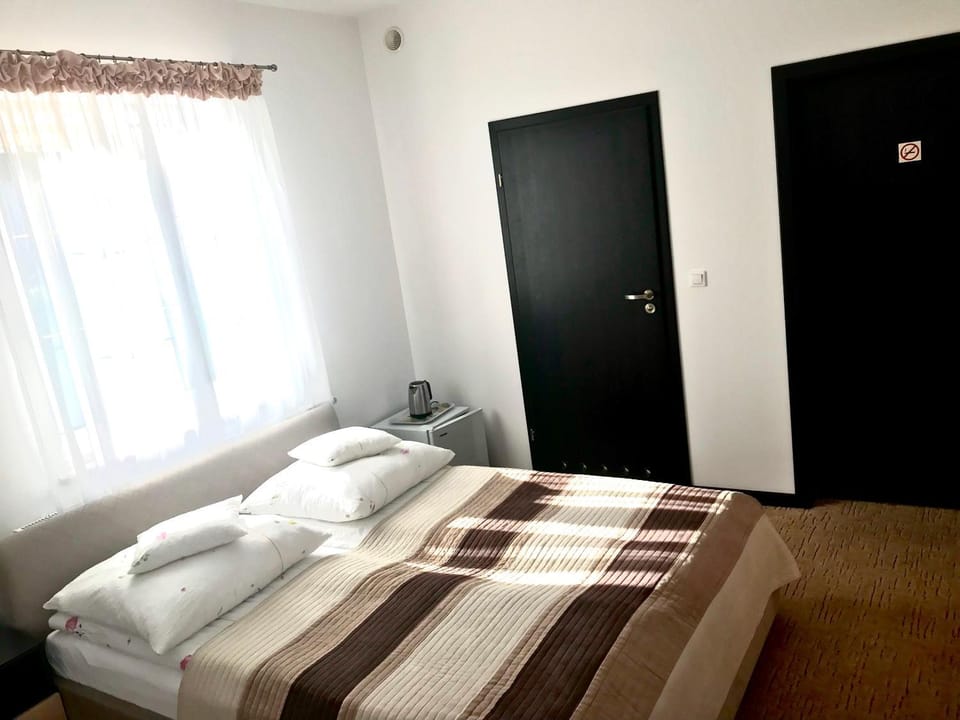 Bed, Bathroom, Living room, Photo of the whole room, Bedroom, Mountain view