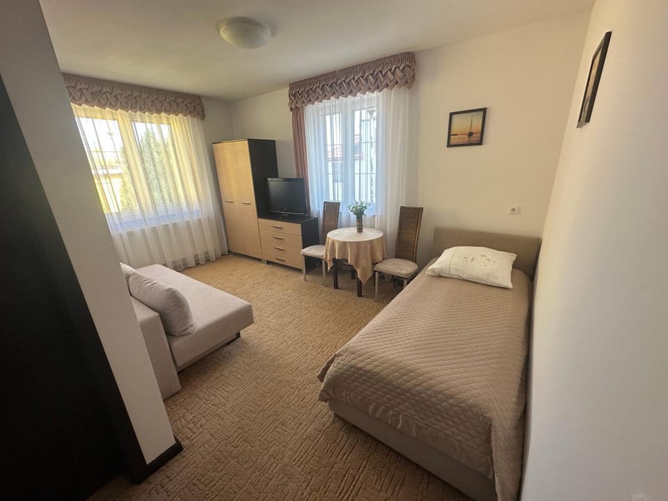 Bed, TV and multimedia, Living room, Photo of the whole room, Seating area, Bedroom