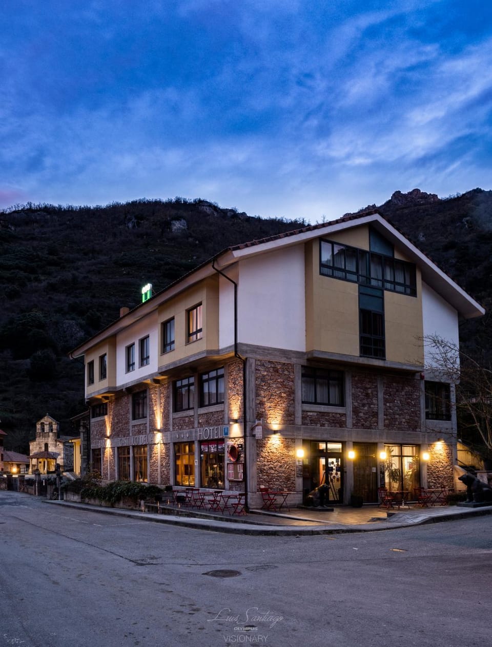 Property building, Facade/entrance, Night, Neighbourhood, Natural landscape, Mountain view, Street view, Location, Parking