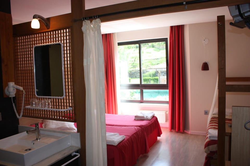 Bed, Bathroom, TV and multimedia, Photo of the whole room, Bedroom, internet, towels
