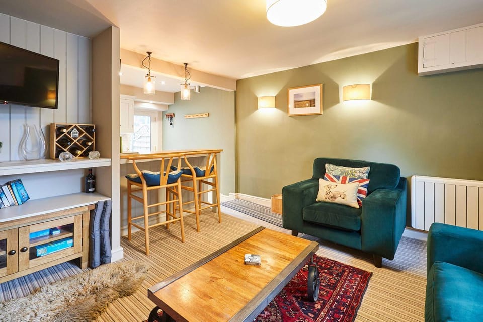 TV and multimedia, Kitchen or kitchenette, Living room, Seating area, Dining area