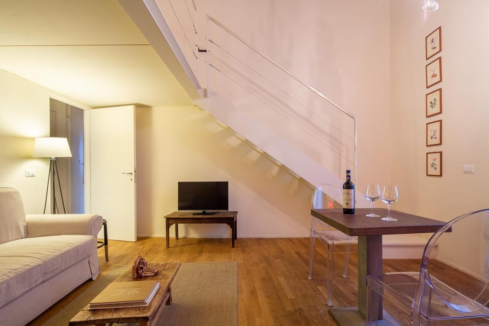 TV and multimedia, Living room, Seating area, Dining area