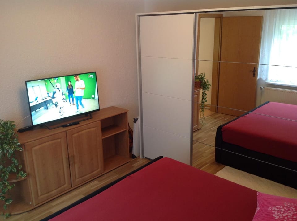 Bed, TV and multimedia, Photo of the whole room, Bedroom