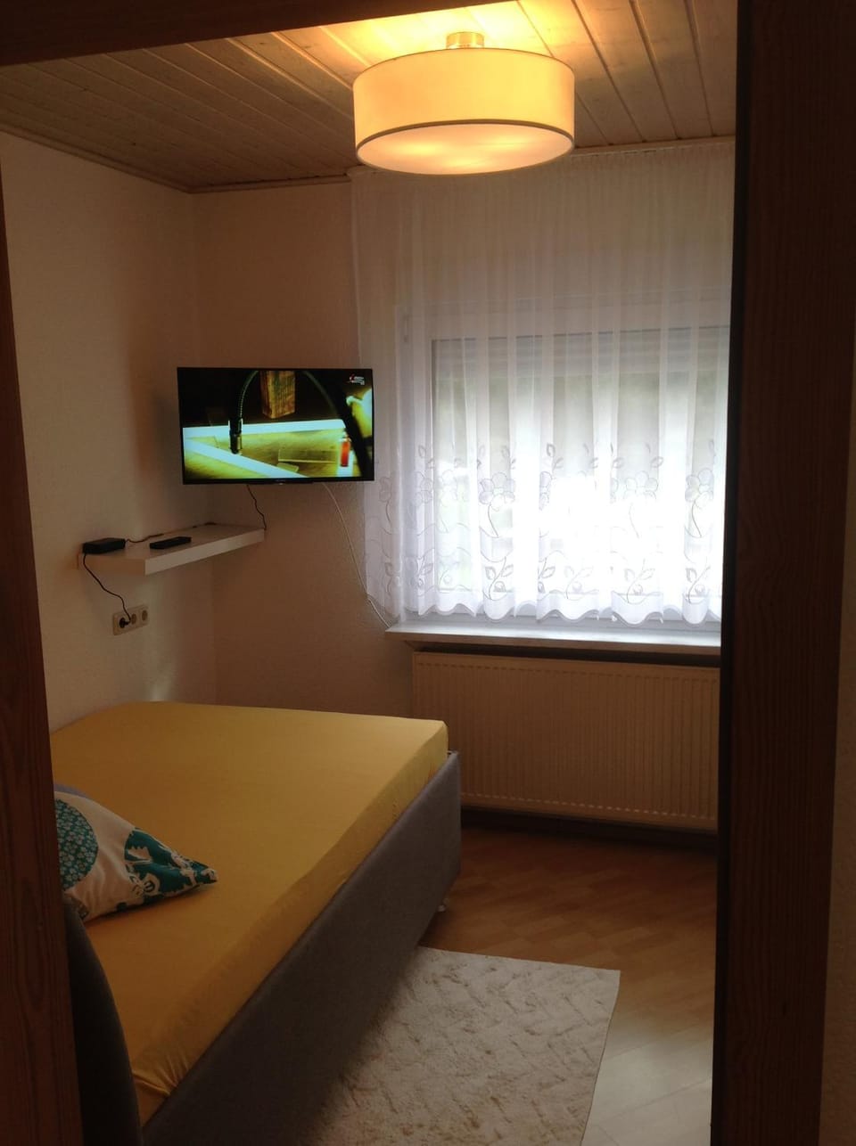 Bed, TV and multimedia, Bedroom