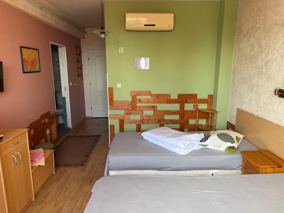 Bed, Bedroom, Facility for disabled guests, air conditioner