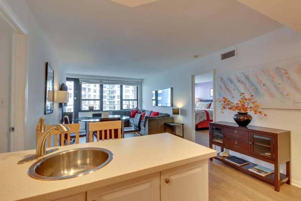 Kitchen or kitchenette, Living room, Seating area, Dining area
