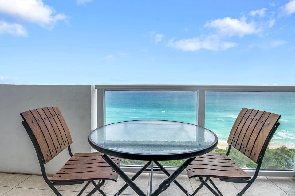 Castle 828 Oceanfront view with balcony, pool, tennis, beach access and free parking! House in Miami Beach