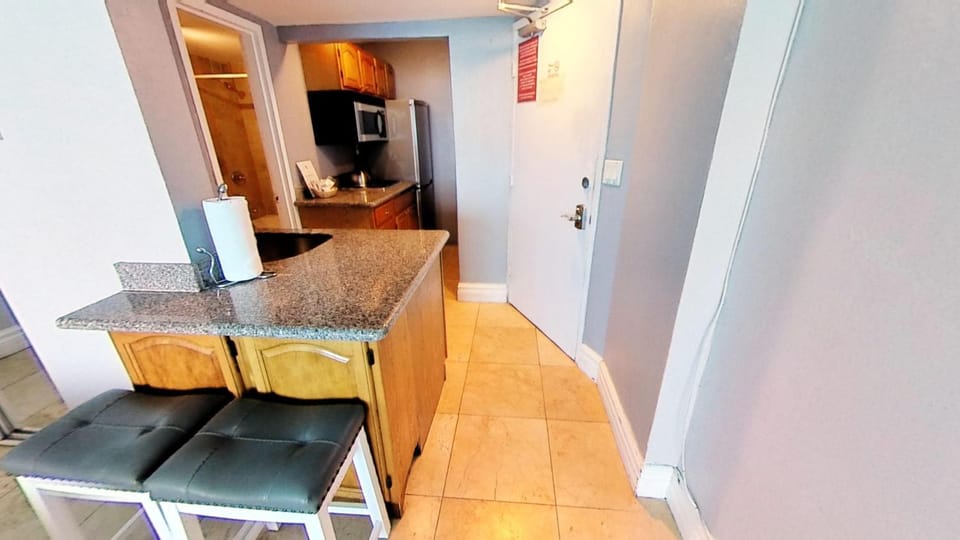 Castle 828 Oceanfront view with balcony, pool, tennis, beach access and free parking! House in Miami Beach