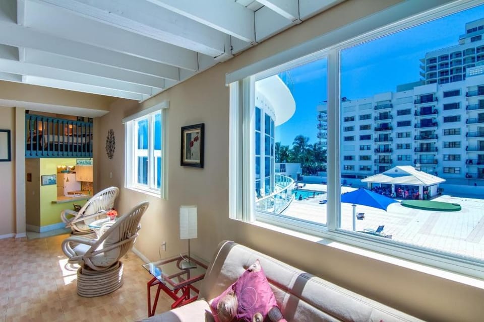 Castle L1 Double-Loft Condo with Beach Access, Pool, Tennis and Free Parking! House in Miami Beach