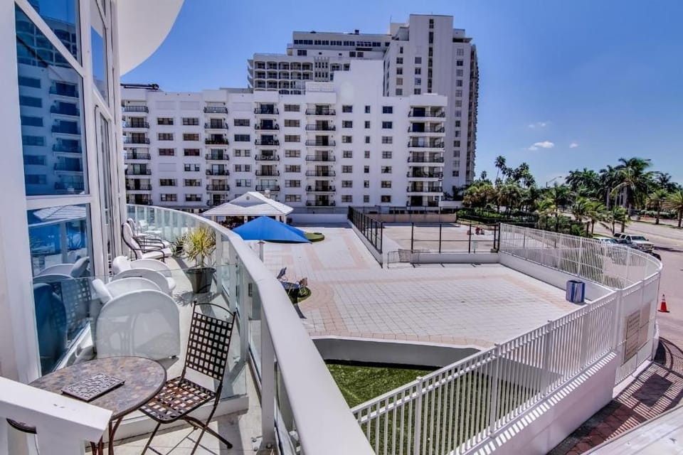 Castle L1 Double-Loft Condo with Beach Access, Pool, Tennis and Free Parking! House in Miami Beach
