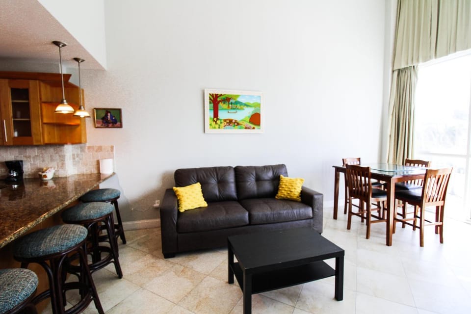 Castle B17 Contemporary Condo with Pool, Beach Access and Free Parking House in Miami Beach