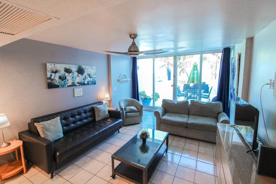 Castle Th16 Beachfront Townhouse with private patio, direct beach access, pool, tennis & free parking! House in Miami Beach