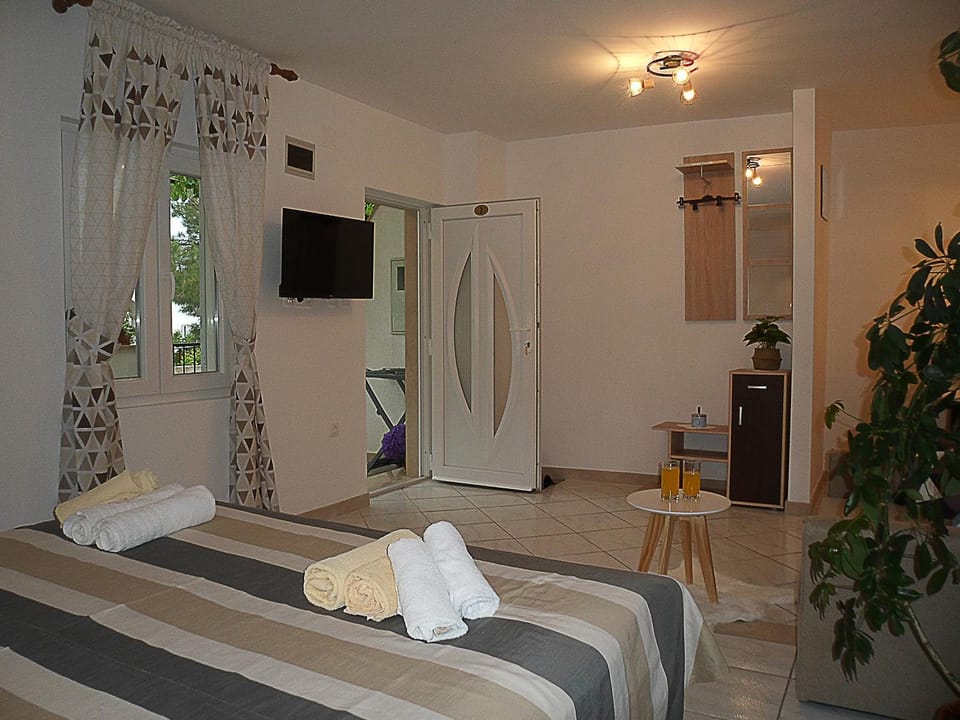 Communal lounge/ TV room, TV and multimedia, Living room, Bedroom