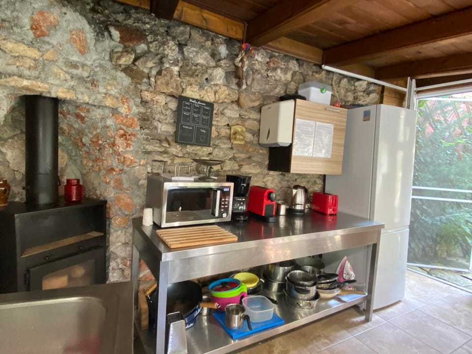 Coffee/tea facilities, Kitchen or kitchenette, oven, stove, toaster