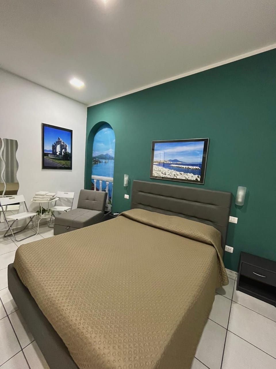 Bed, TV and multimedia, Bedroom
