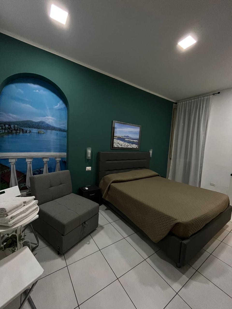 Bed, TV and multimedia, Bedroom