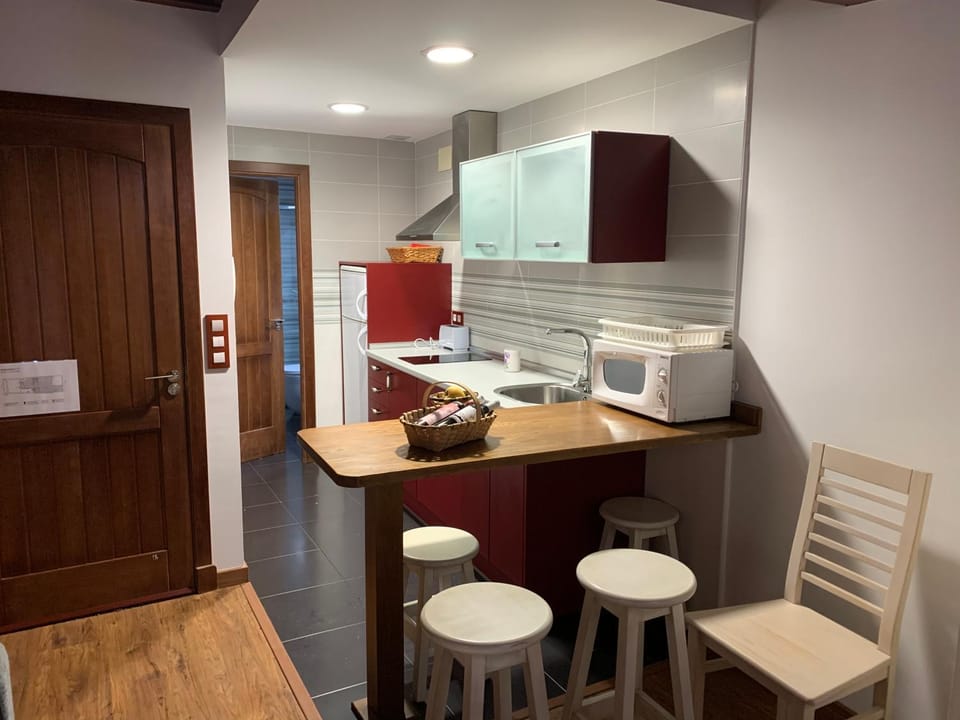 Kitchen or kitchenette, Dining area, minibar, stove