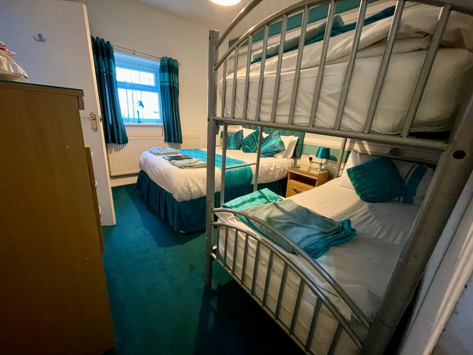 Photo of the whole room, Bedroom, bunk bed, Family