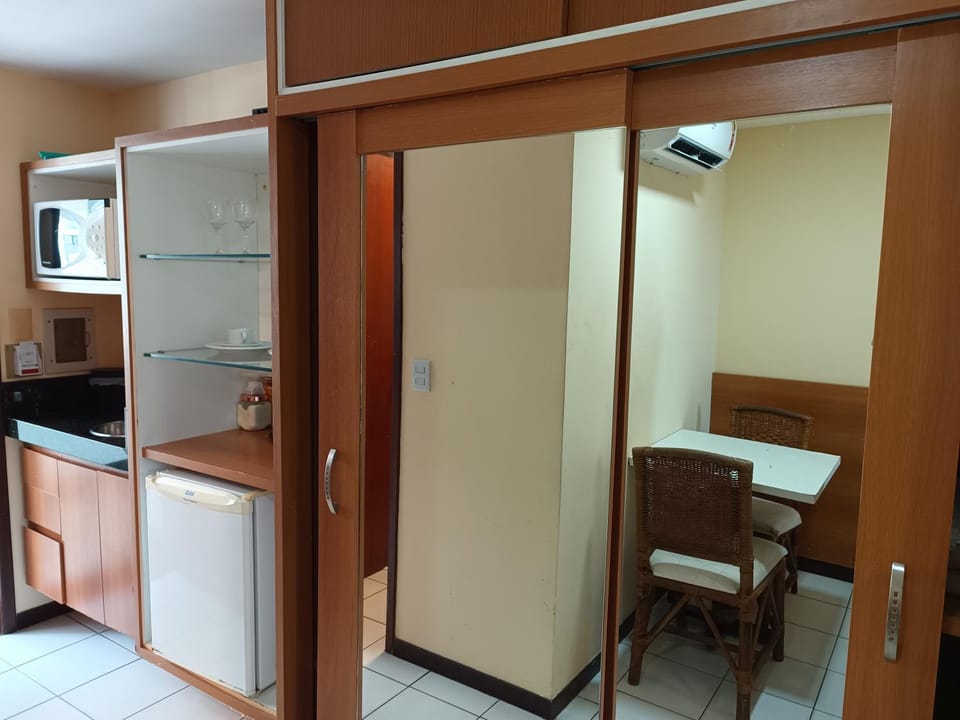 Kitchen or kitchenette, minibar, oven