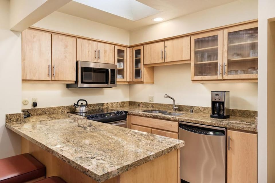 Fasching Haus Unit 303, Sunny Top Floor Condo, 2 Private Decks, 2 Blocks to Downtown Aspen House in Aspen