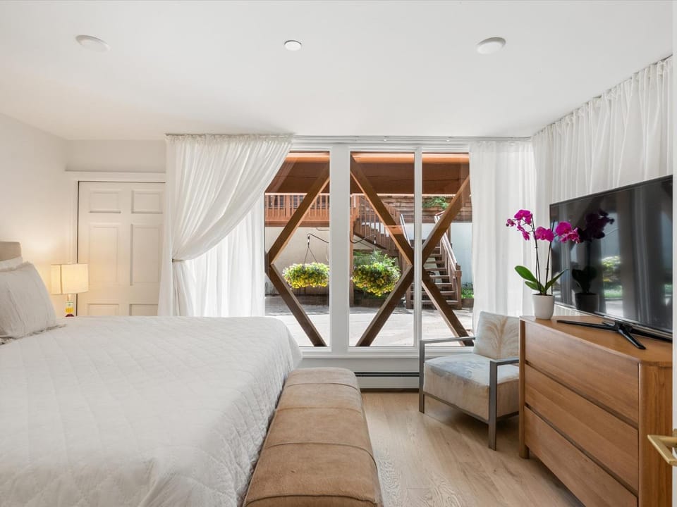 Bed, TV and multimedia, Photo of the whole room, Bedroom