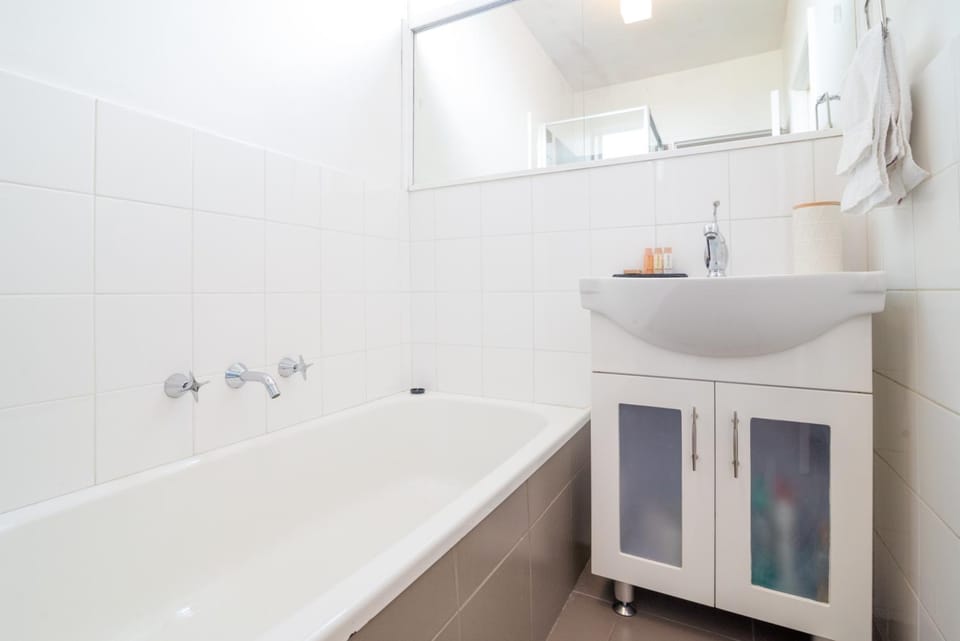 Bright & Modern 2 Bed in St Kilda East Apartment in Melbourne