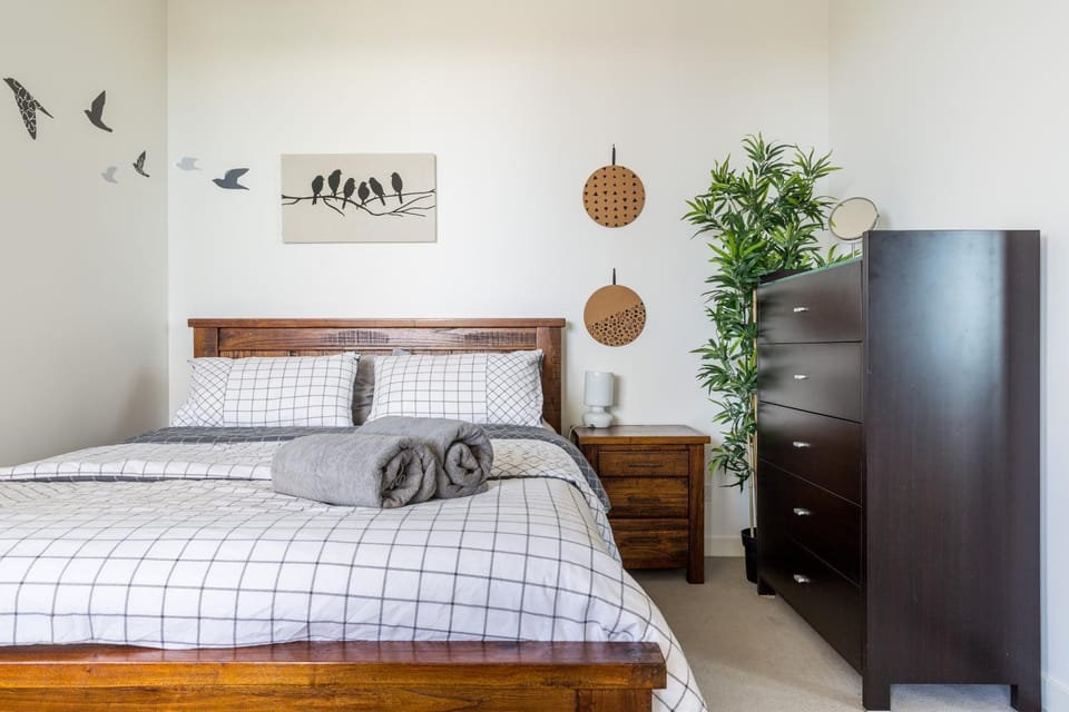 Modern 1 Bedroom in Tranquil Parklands Apartment in Melbourne
