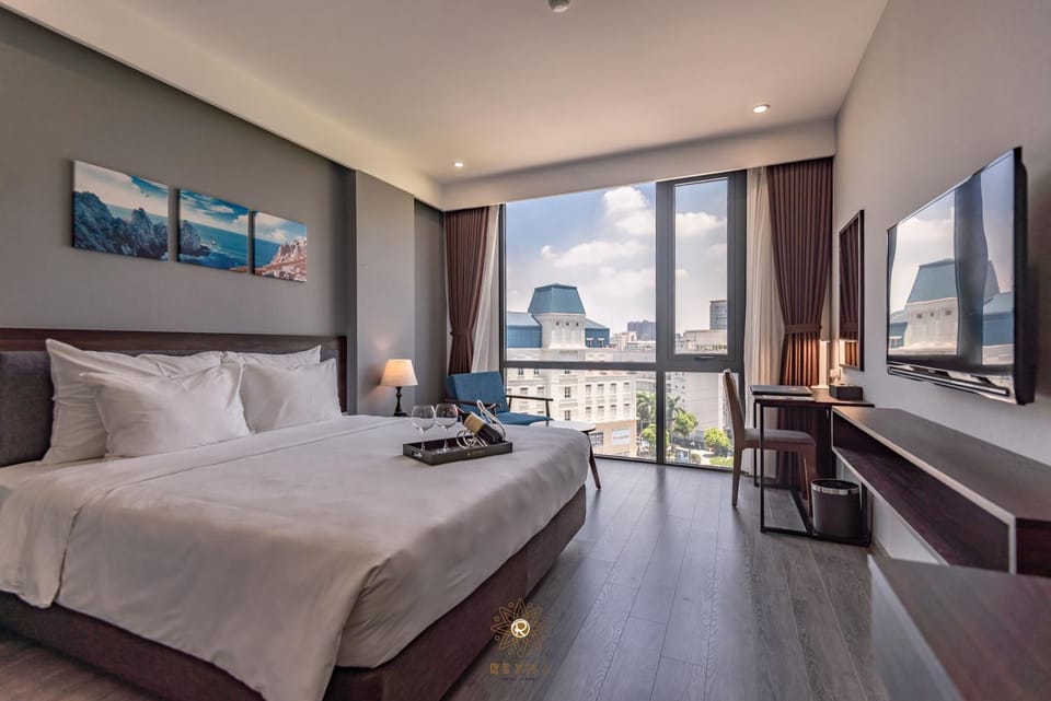 Bed, TV and multimedia, Photo of the whole room, Bedroom, City view, Street view
