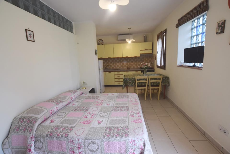 Bed, Dining area